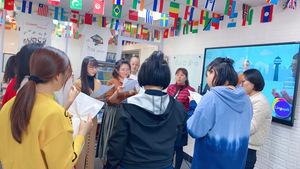 泰孚教育也与国际教育机构,教育集团深入交流,达成共识,长远合作,如温州大学,郑州新麦迪教育集团等,定期委派培训老师去学习旁听,定期到机构考察并研讨培训方案,制定发展战略计划